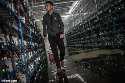 Solar-powered Bitcoin mining farm using advanced mining rigs